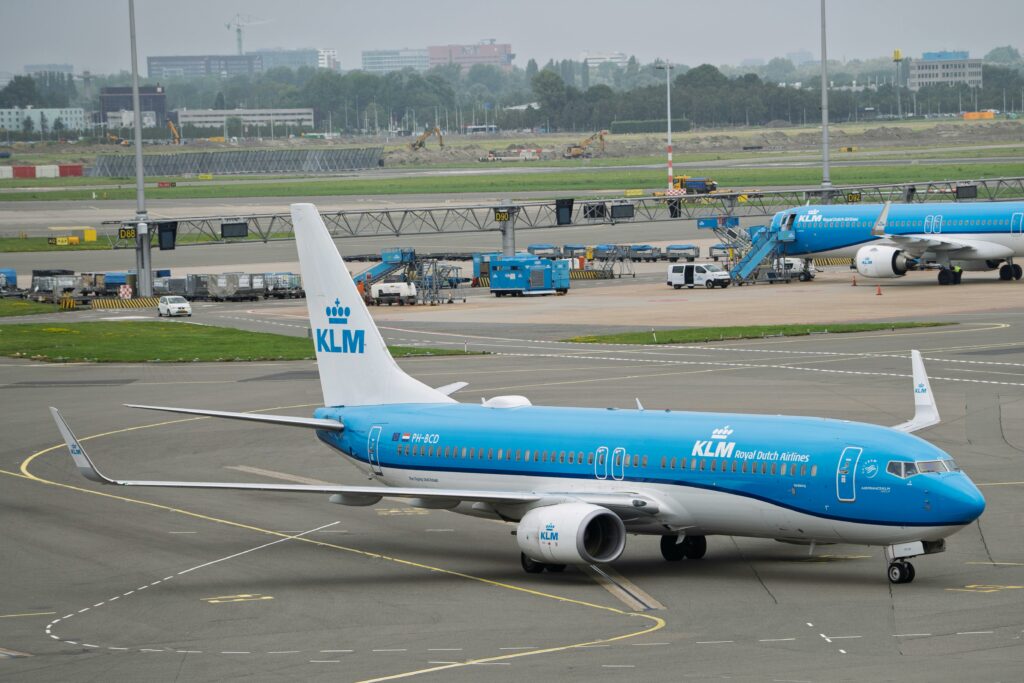 Gatwick Airport taxi vs Uber comparison 2025